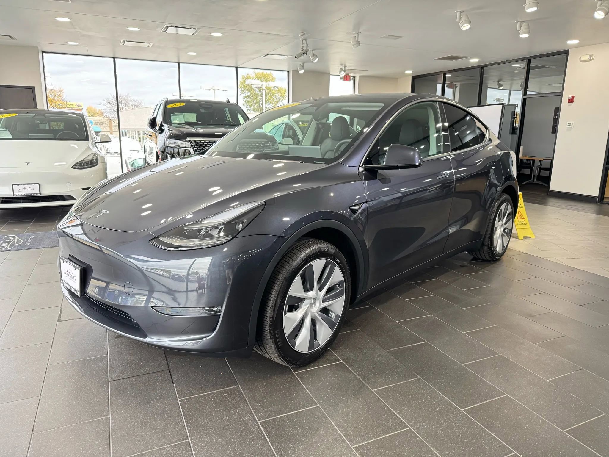 Used 2024 Tesla Model Y Long Range image 3