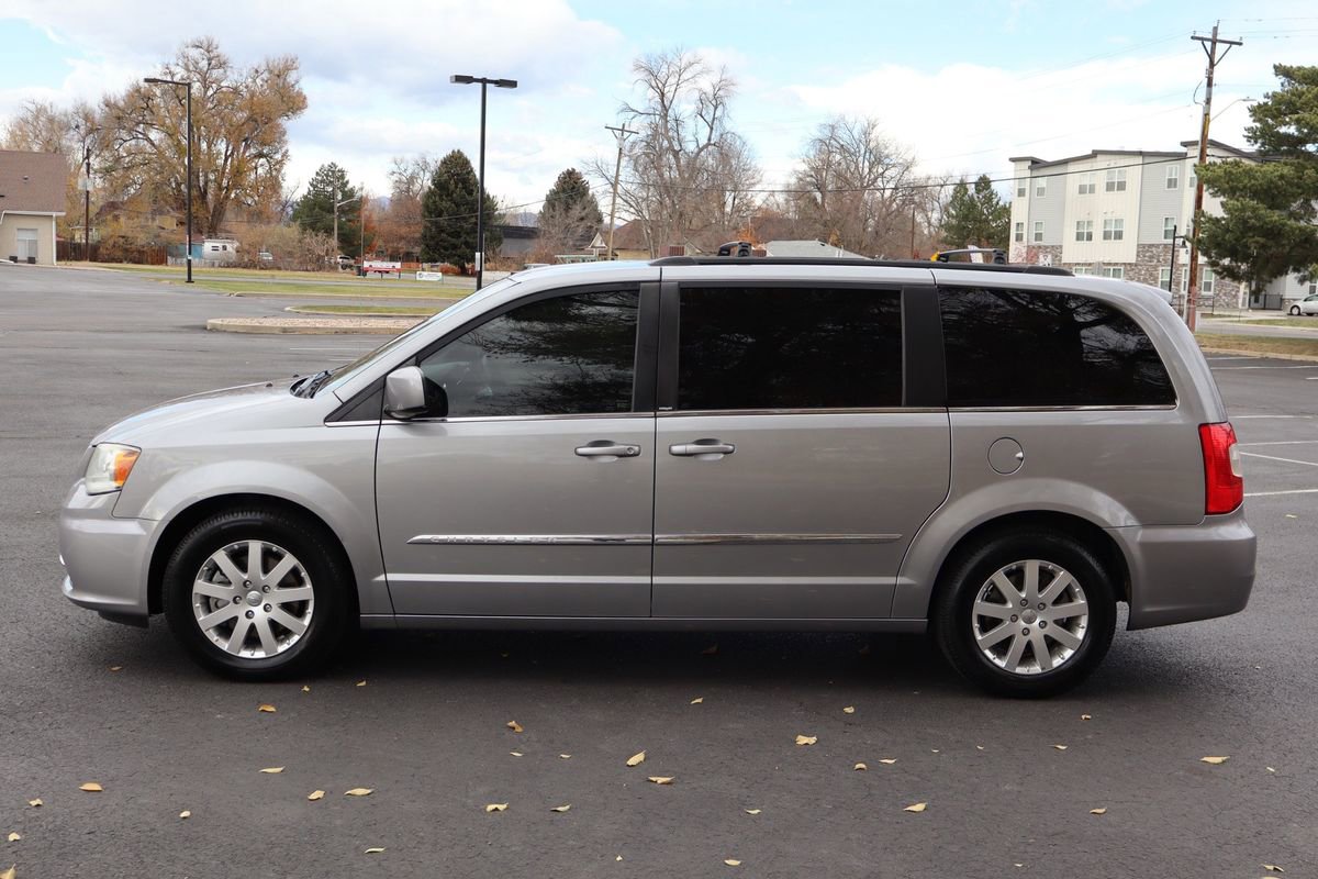Used 2013 Chrysler Town & Country Touring image 9