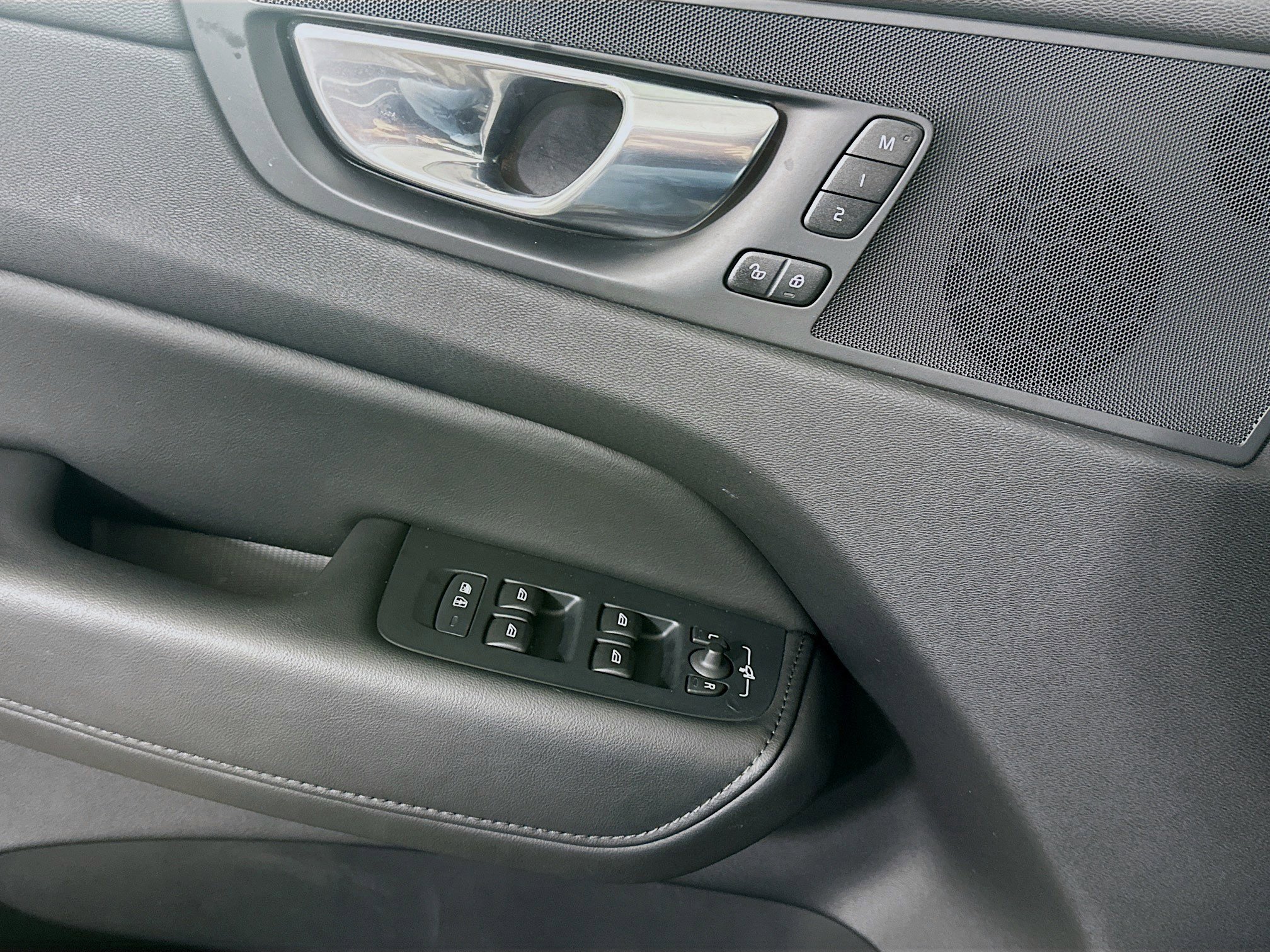 Used 2025 Volvo XC60 B5 Plus image 15