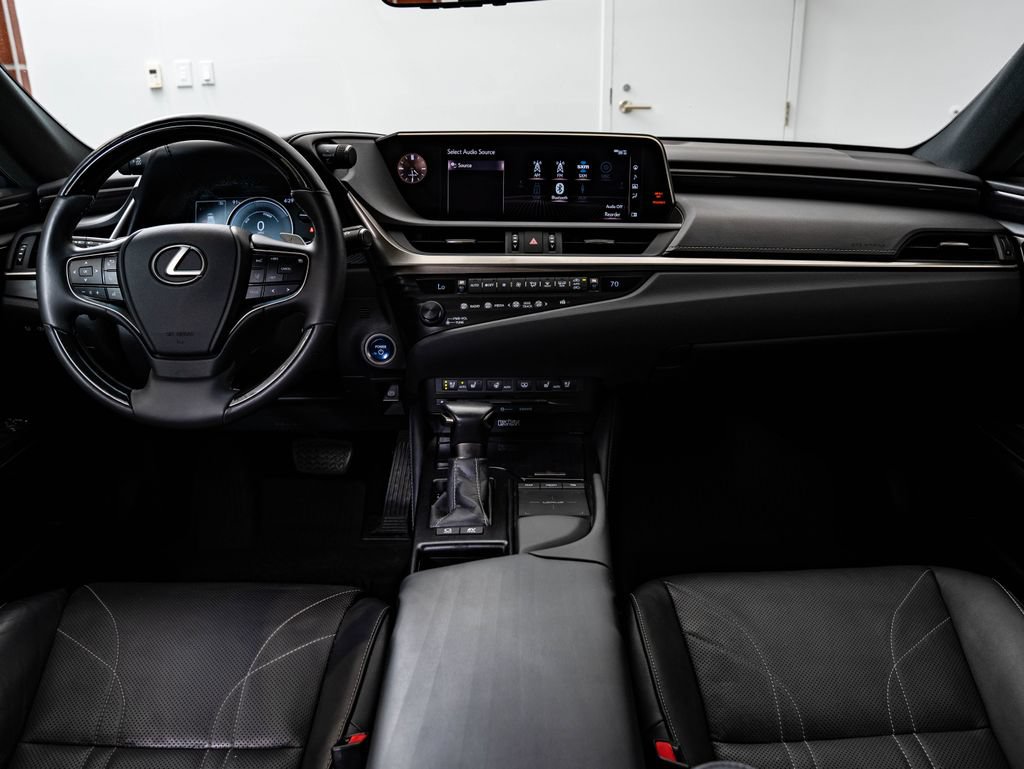 Certified 2020 Lexus ES 300h Ultra Luxury w/ Accessory Package FWD image 34