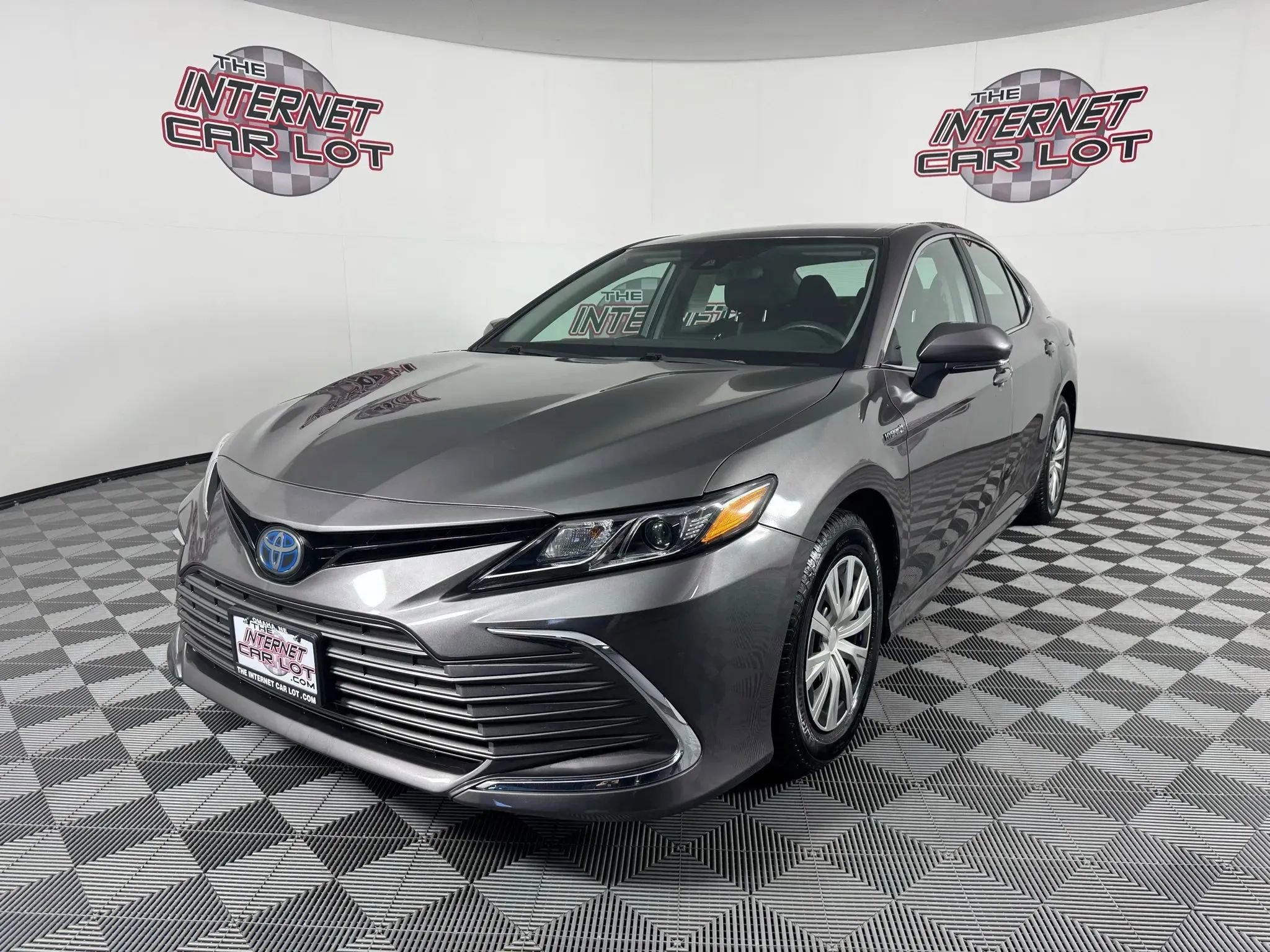 Used 2021 Toyota Camry LE image 3