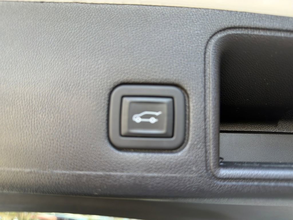 Used 2024 GMC Terrain SLT w/ Tech Package image 40