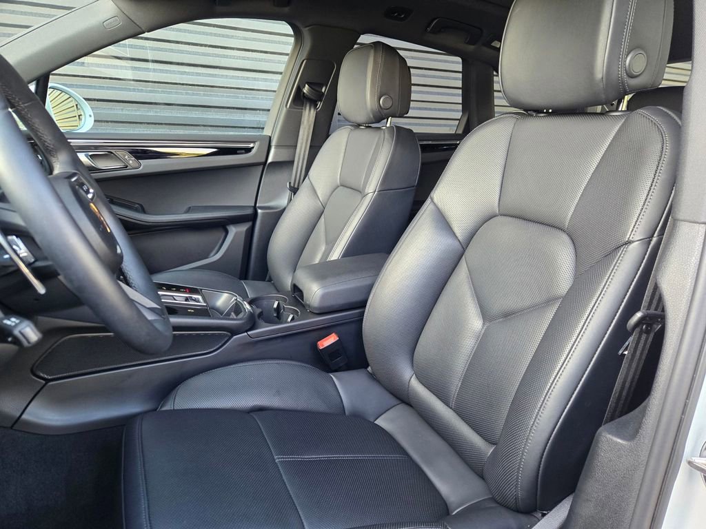 Used 2025 Porsche Macan w/ Premium Package Plus AWD/4WD image 5