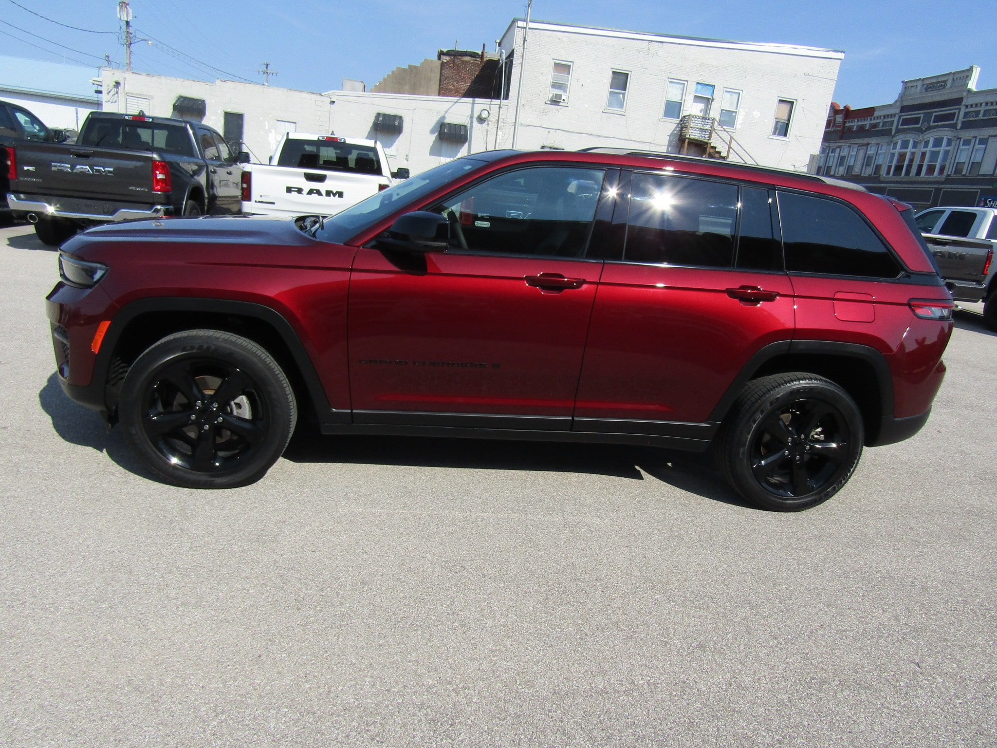 Used 2024 Jeep Grand Cherokee Altitude AWD/4WD image 6