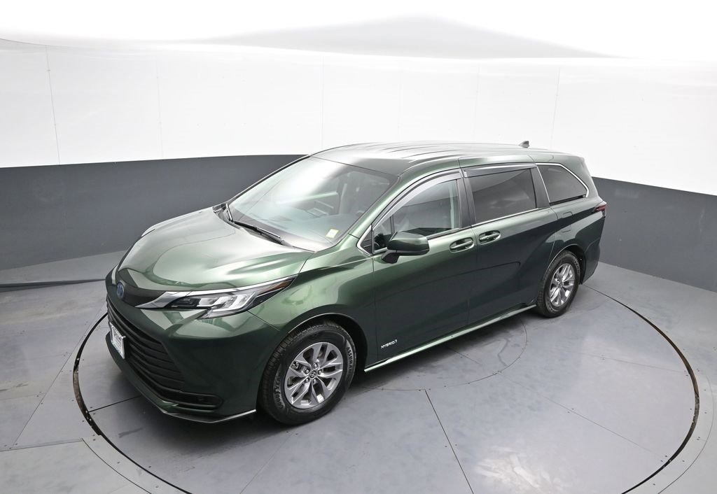 Certified 2021 Toyota Sienna LE image 34
