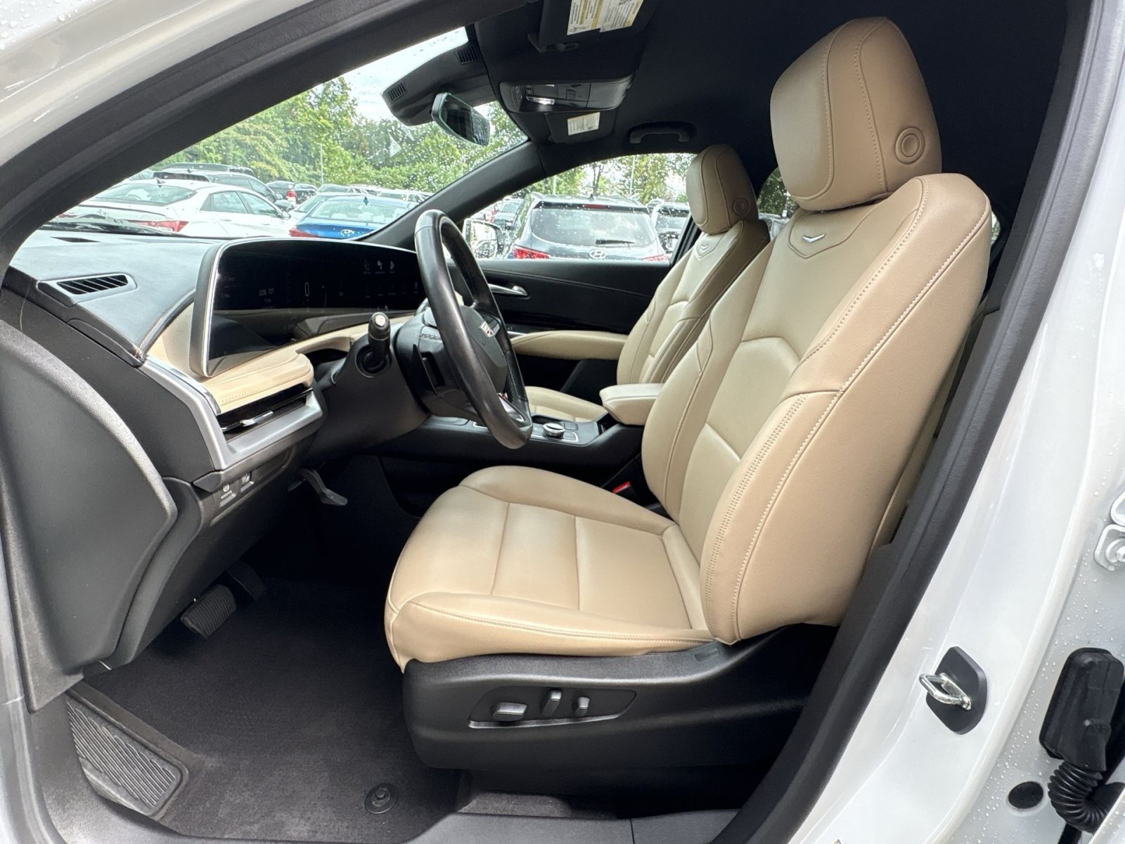 Used 2024 Cadillac XT4 Luxury w/ Cold Weather Package AWD/4WD image 13