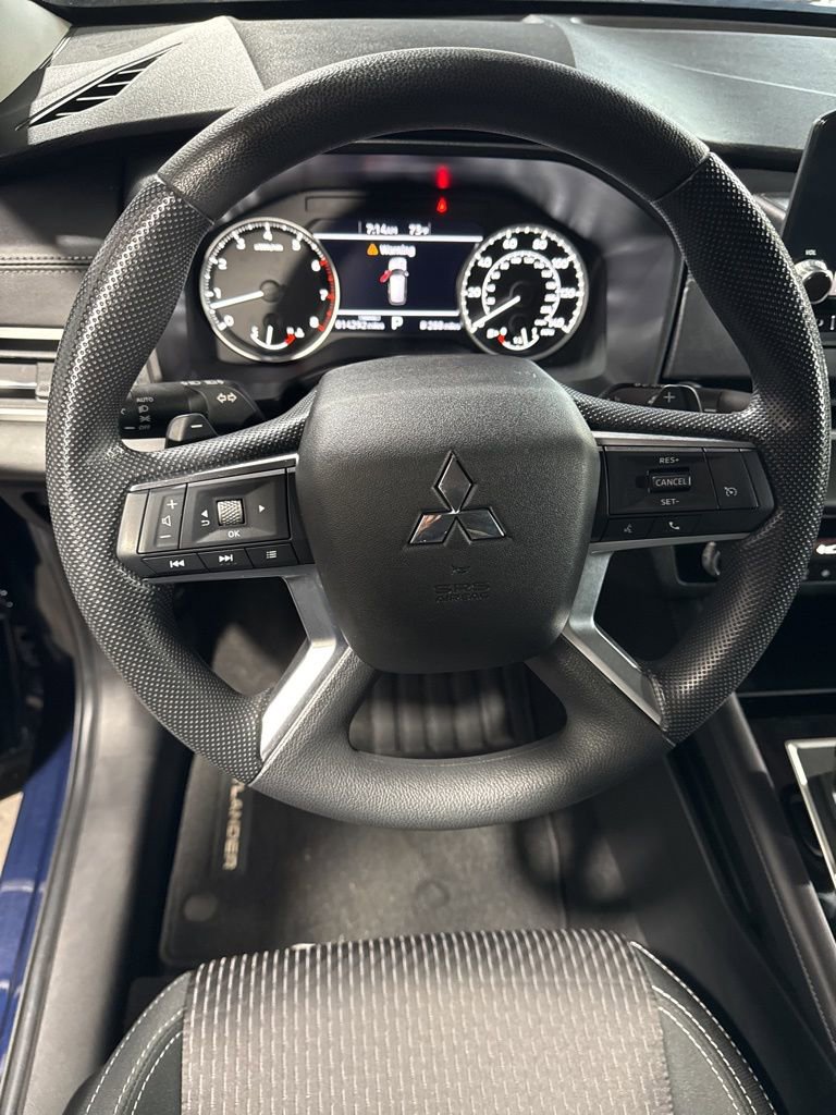 Used 2023 Mitsubishi Outlander ES image 34