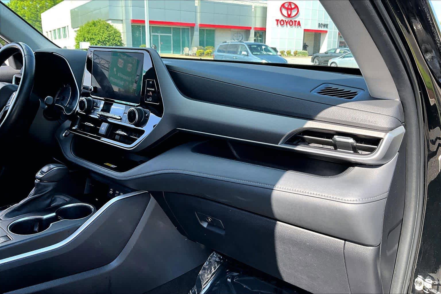 Used 2023 Toyota Highlander XLE AWD/4WD image 19