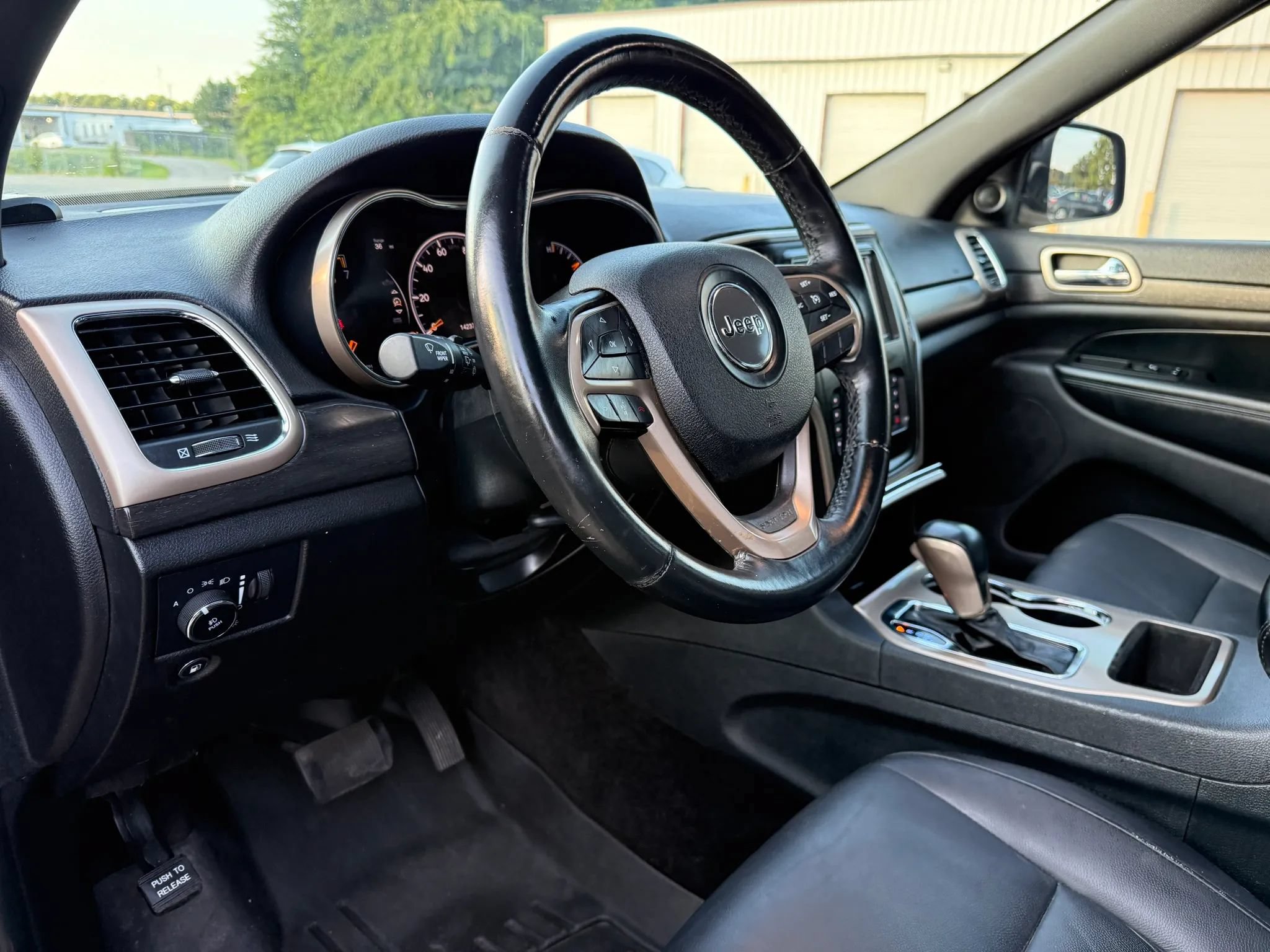 Used 2017 Jeep Grand Cherokee Laredo w/ Quick Order Package 23E AWD/4WD image 17