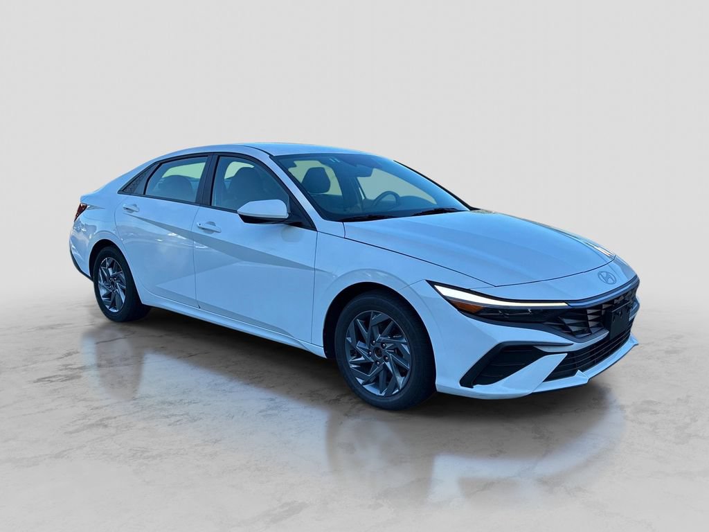 Used 2024 Hyundai Elantra SEL FWD image 3