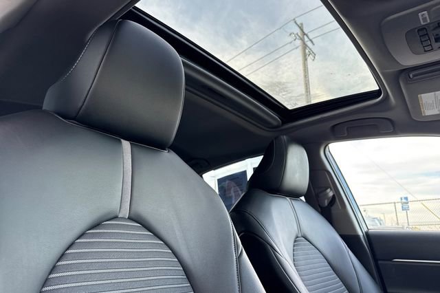 Used 2022 Toyota Camry SE image 18