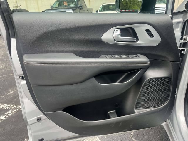 Used 2024 Chrysler Pacifica Touring-L w/ S Appearance Package FWD image 17