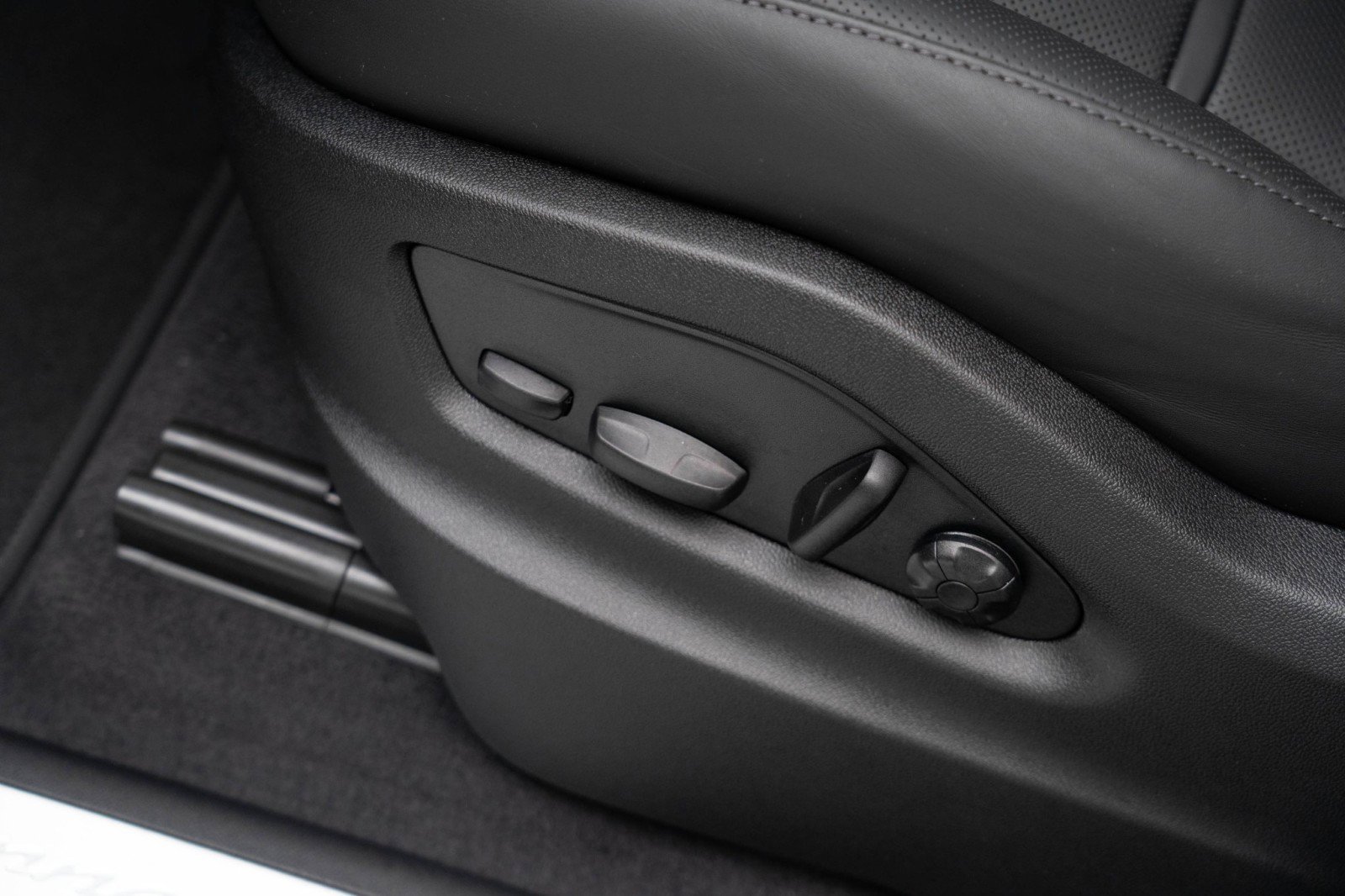 New 2025 Porsche Cayenne image 14