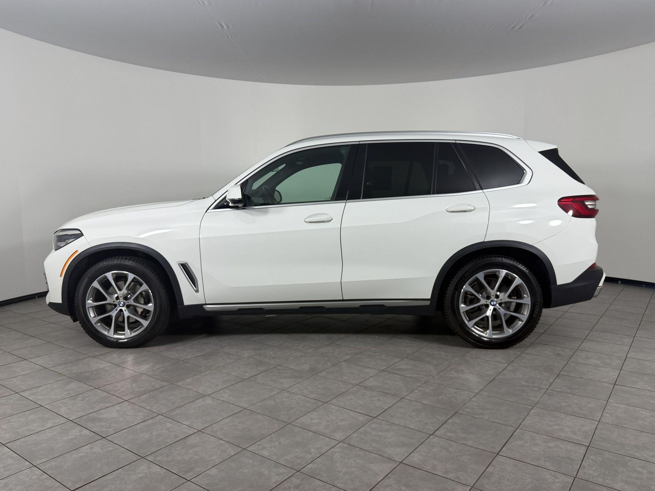 Used 2019 BMW X5 xDrive40i w/ Luxury Seating Package AWD/4WD image 2