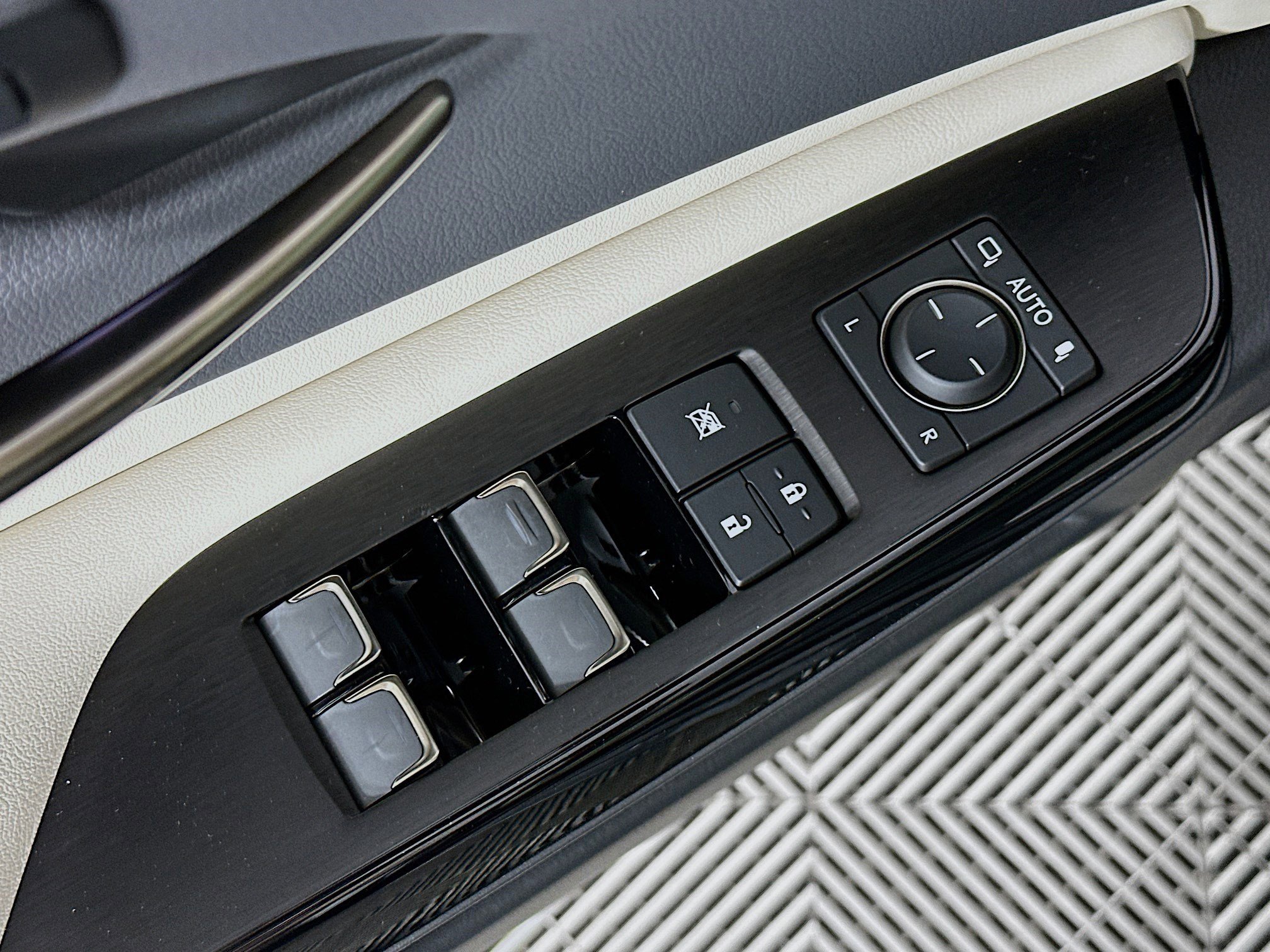 New 2025 Lexus ES 300h w/ Luxury Package image 18