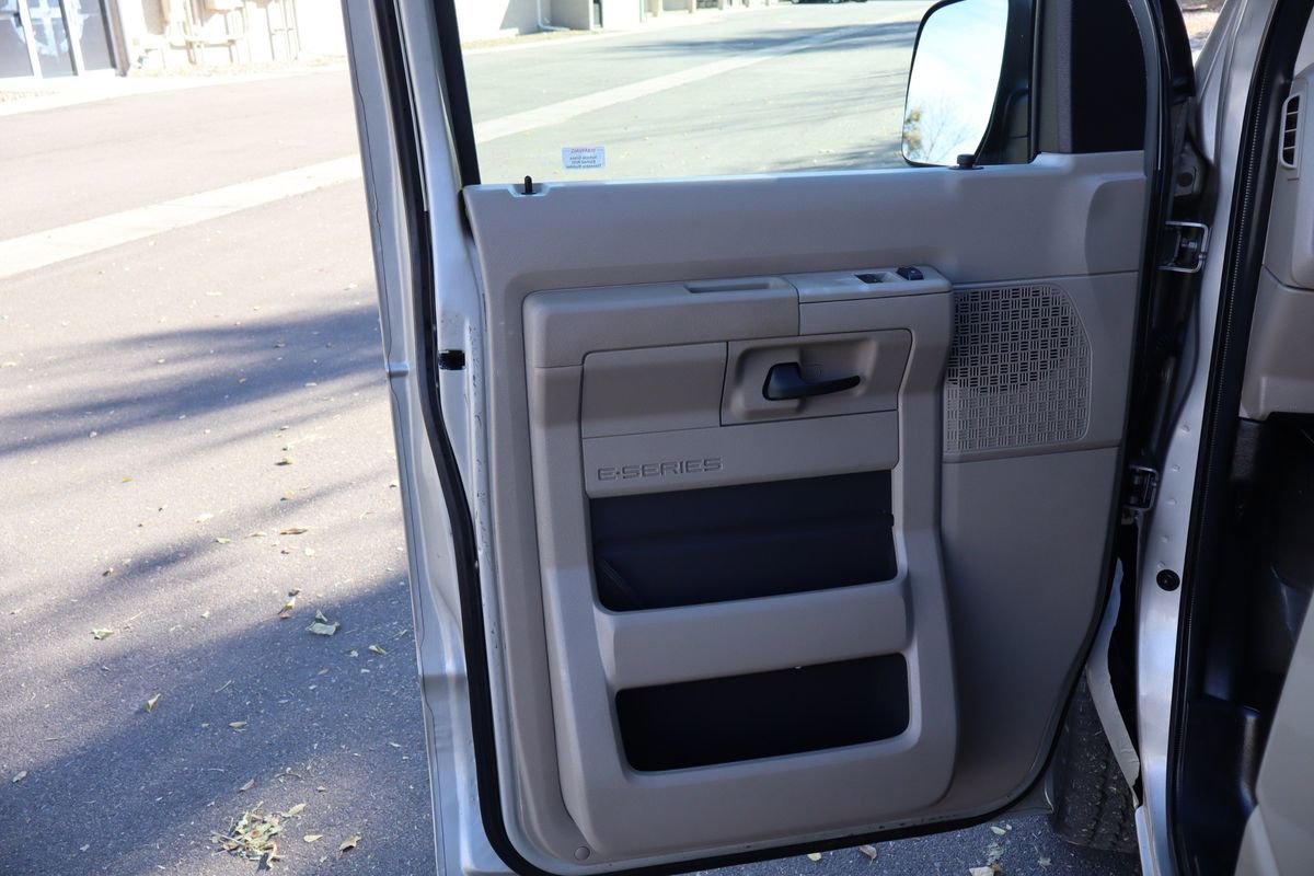 Used 2009 Ford E-350 and Econoline 350 Super Duty Wagon image 25