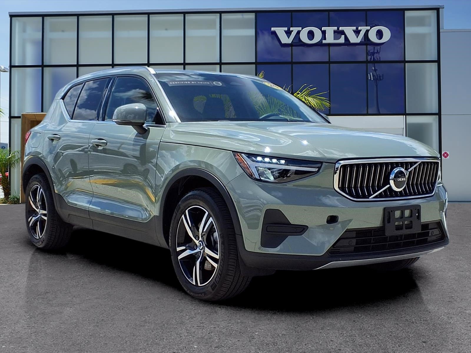Certified 2025 Volvo XC40 B5 Core AWD/4WD image 1