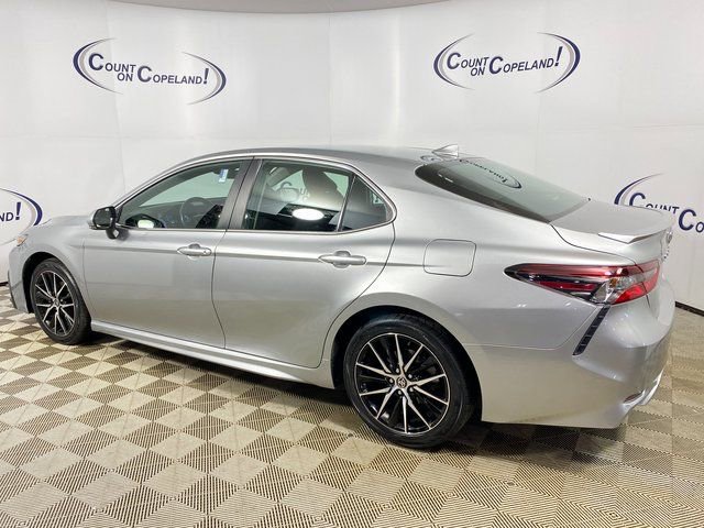 Used 2023 Toyota Camry SE image 4