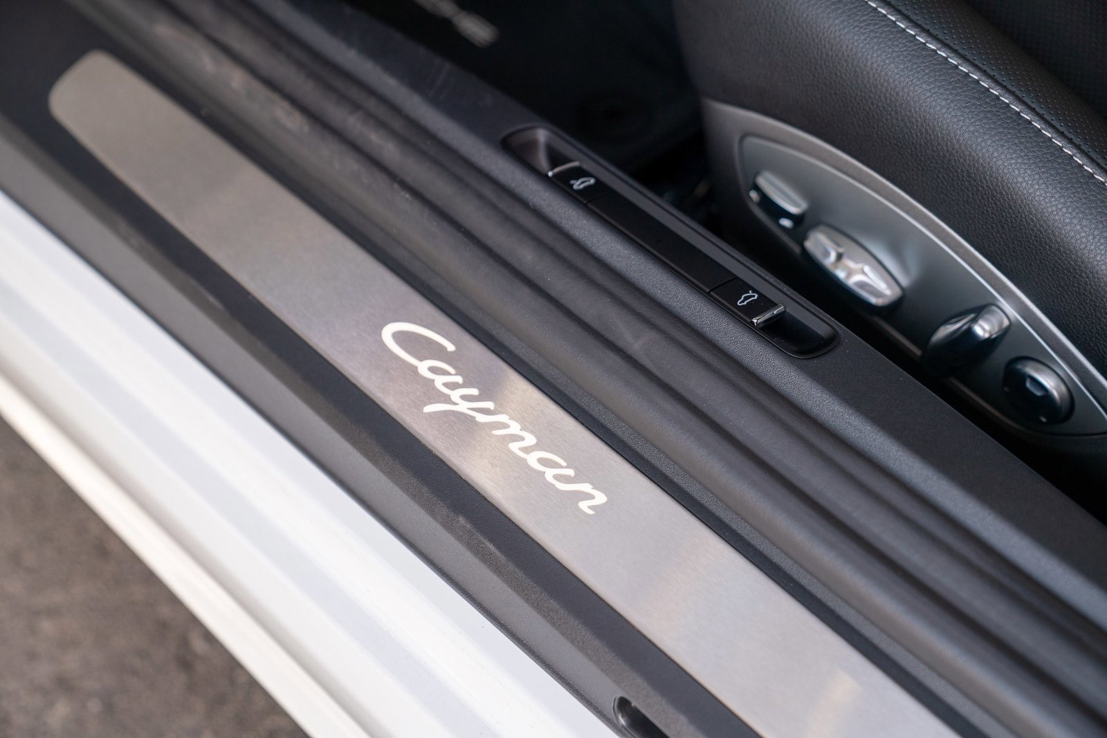 Used 2025 Porsche 718 Cayman image 11