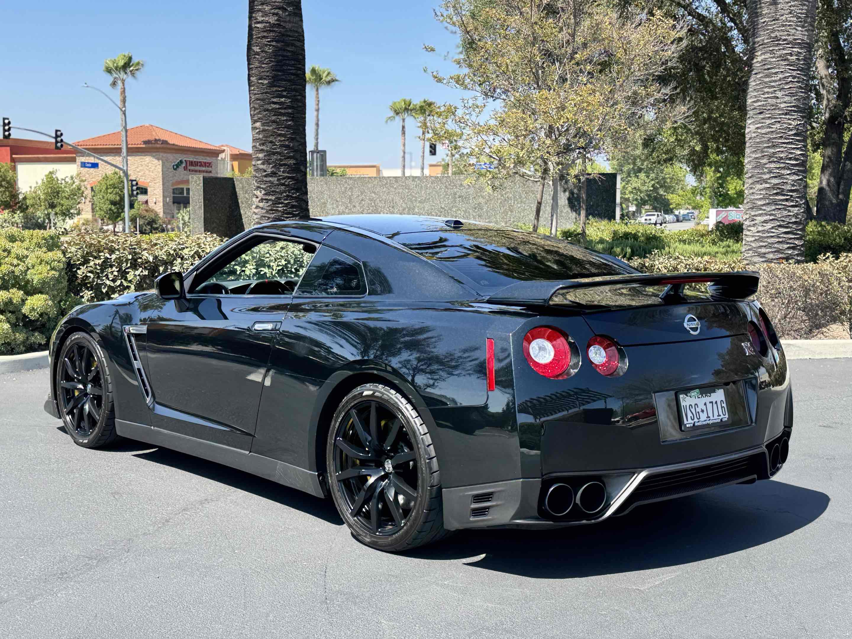 Used 2014 Nissan GT-R Premium w/ Premium Interior Package AWD/4WD image 2