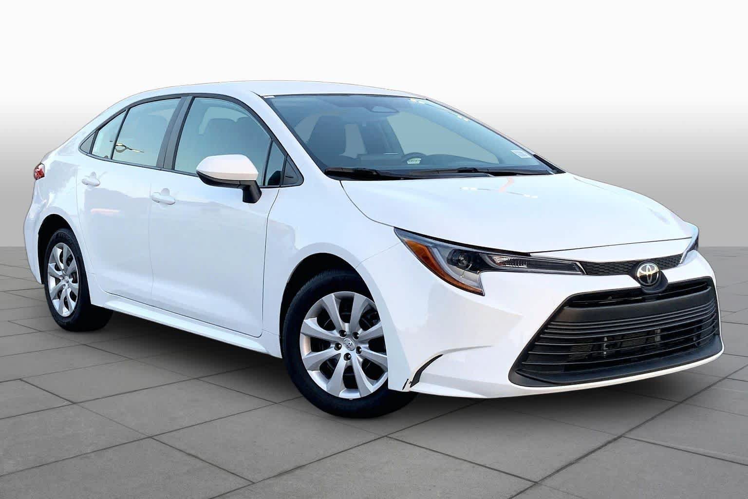 Used 2026 Toyota Corolla LE FWD image 3