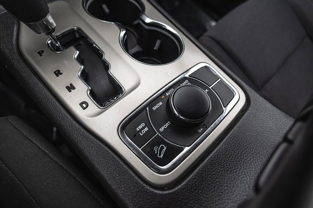 Used 2012 Jeep Grand Cherokee Laredo w/ Laredo E Group AWD/4WD image 17