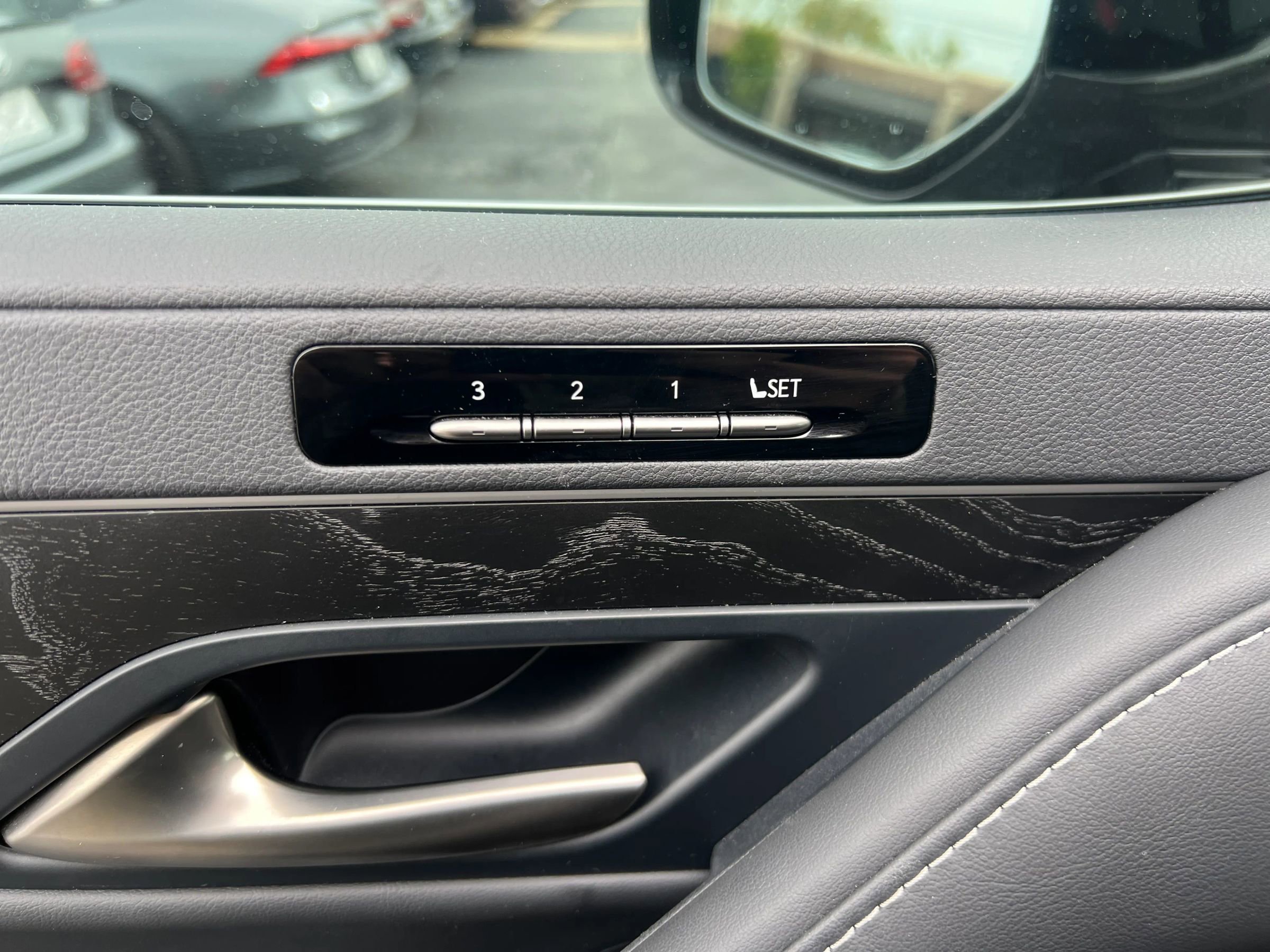 Used 2024 Lexus LX 600 4WD w/ Luxury Package image 19