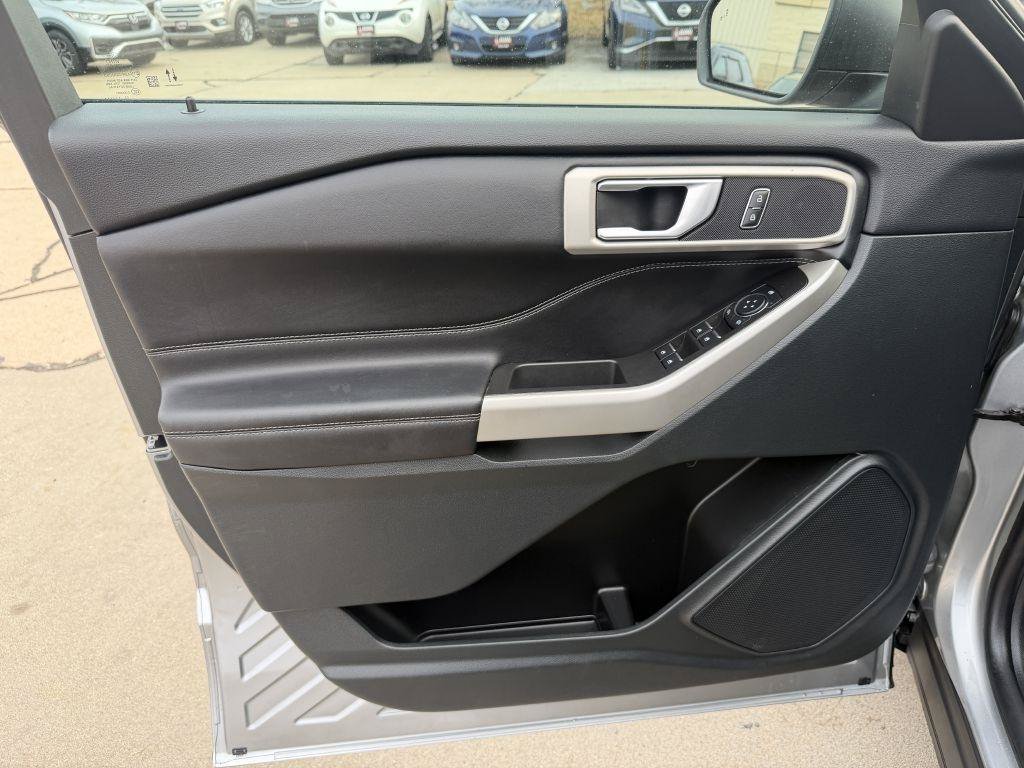 Used 2023 Ford Explorer XLT AWD/4WD image 9
