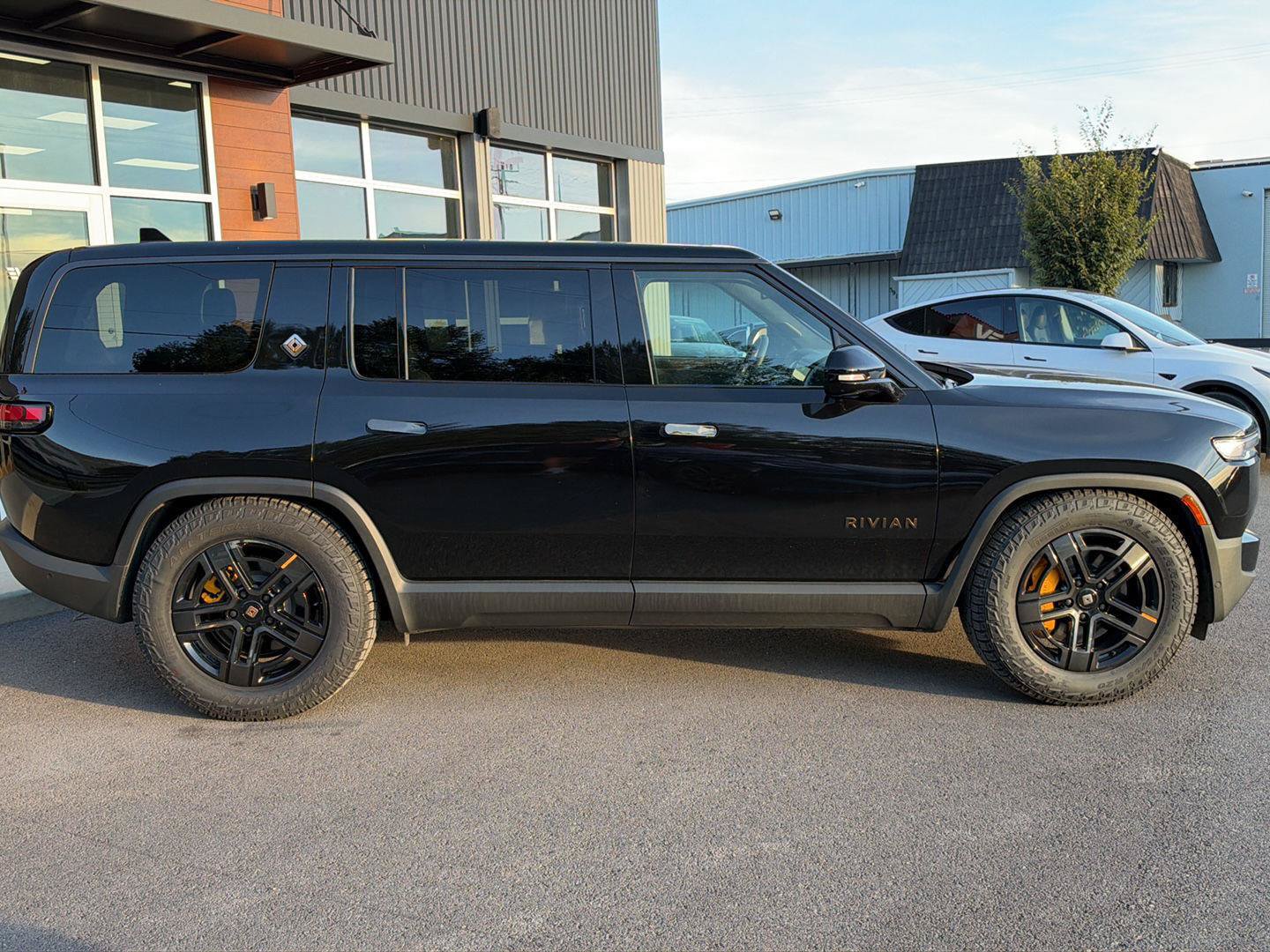 Used 2026 Rivian R1S Premium Tri AWD/4WD image 9