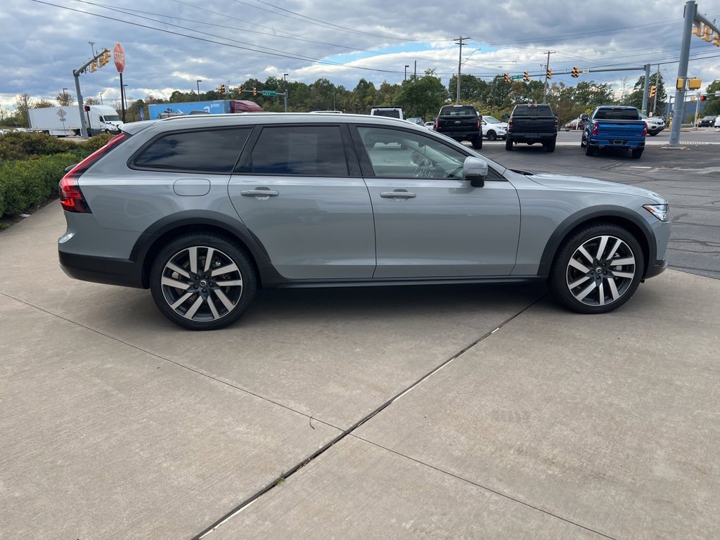 Certified 2025 Volvo V90 B6 Cross Country Plus image 6