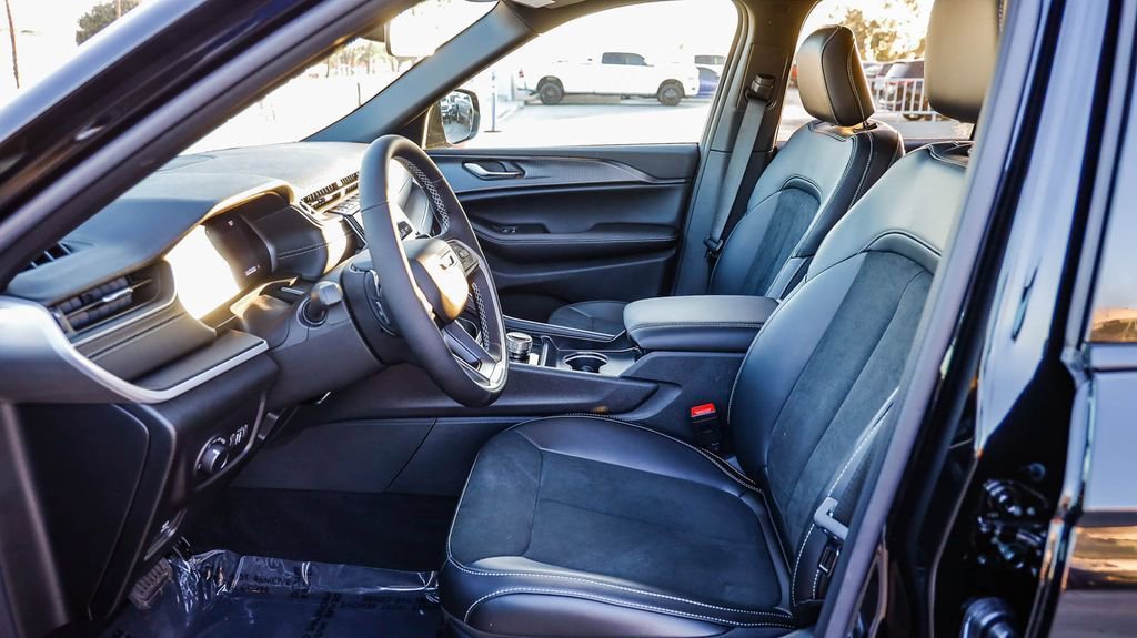 New 2025 Jeep Grand Cherokee Altitude image 19