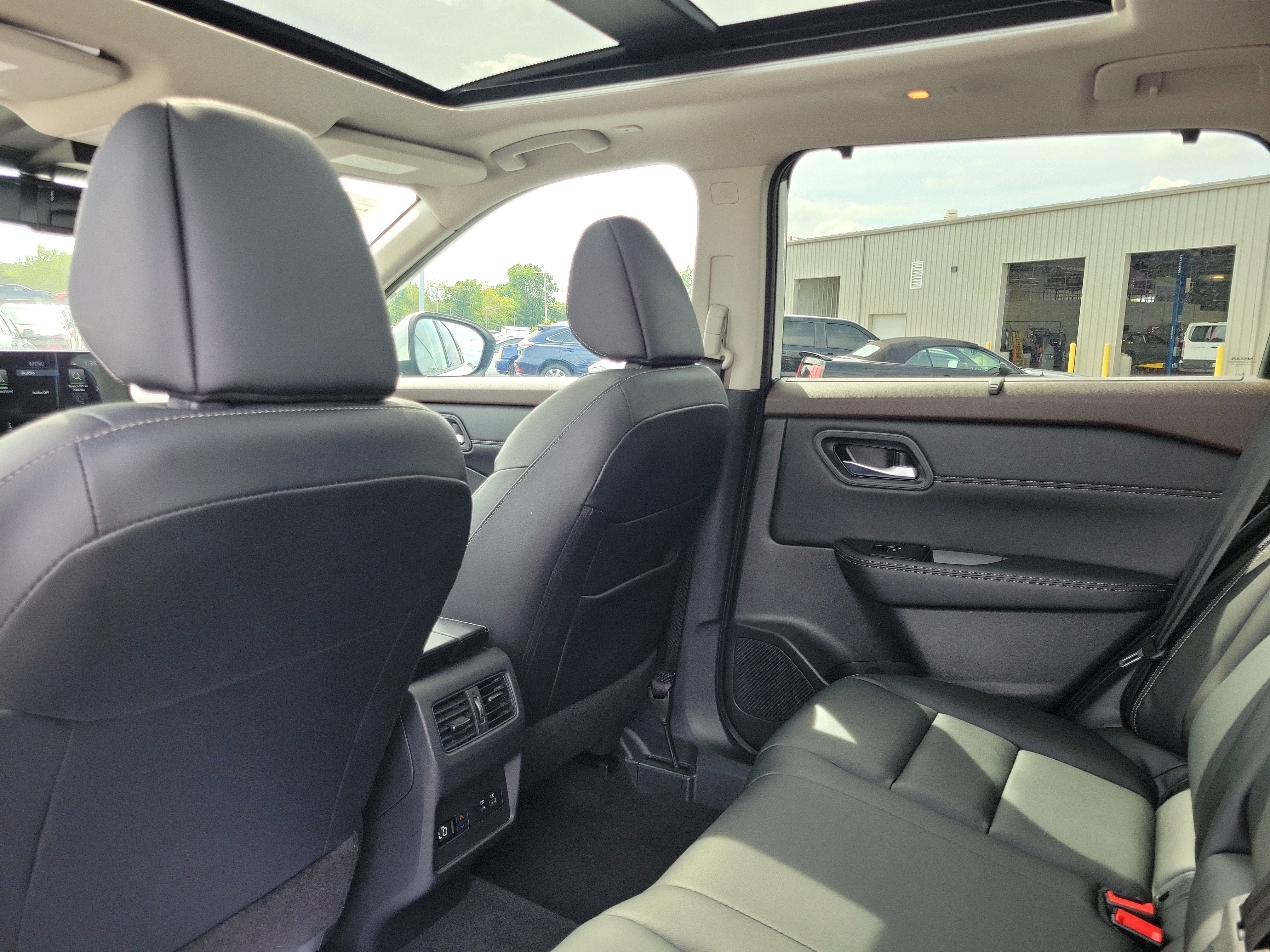 Used 2023 Nissan Rogue SL w/ SL Premium Package AWD/4WD image 14