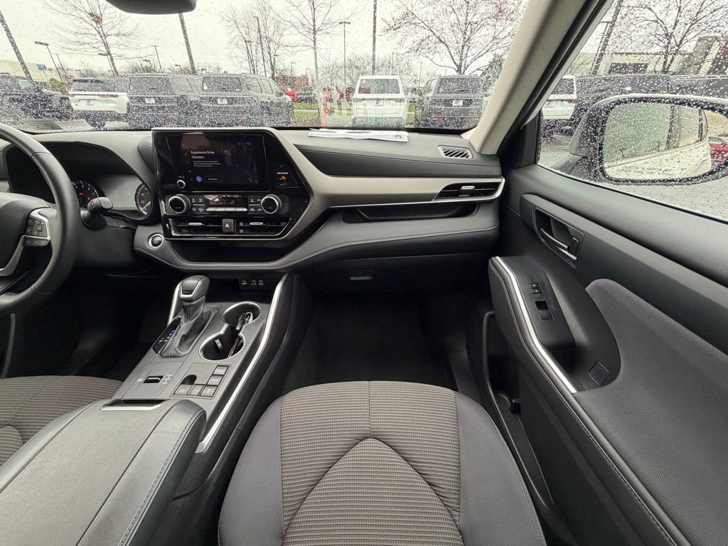 Used 2024 Toyota Highlander LE image 19
