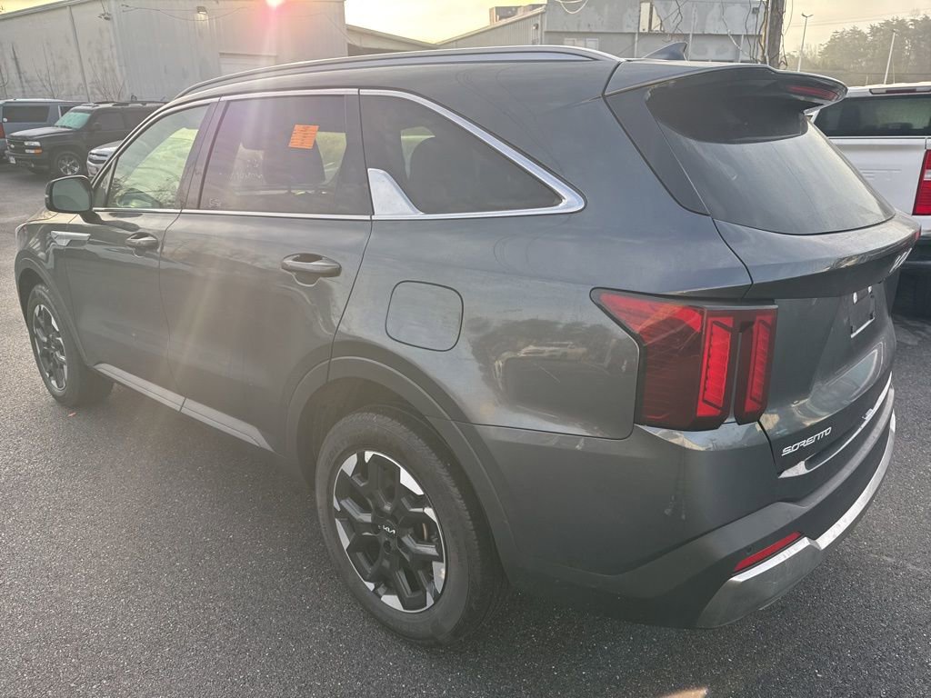 Used 2024 Kia Sorento S image 5