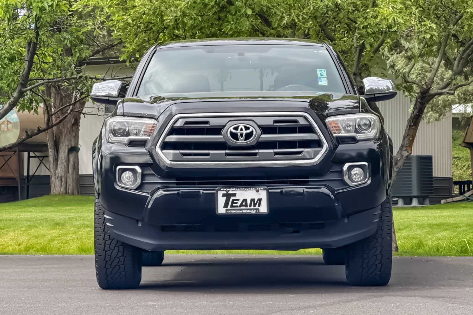 Used 2017 Toyota Tacoma Limited AWD/4WD image 10