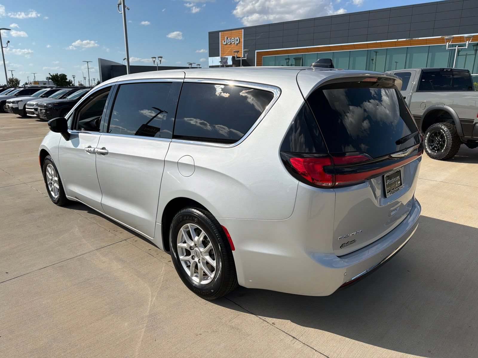 Used 2024 Chrysler Pacifica Touring-L FWD image 3