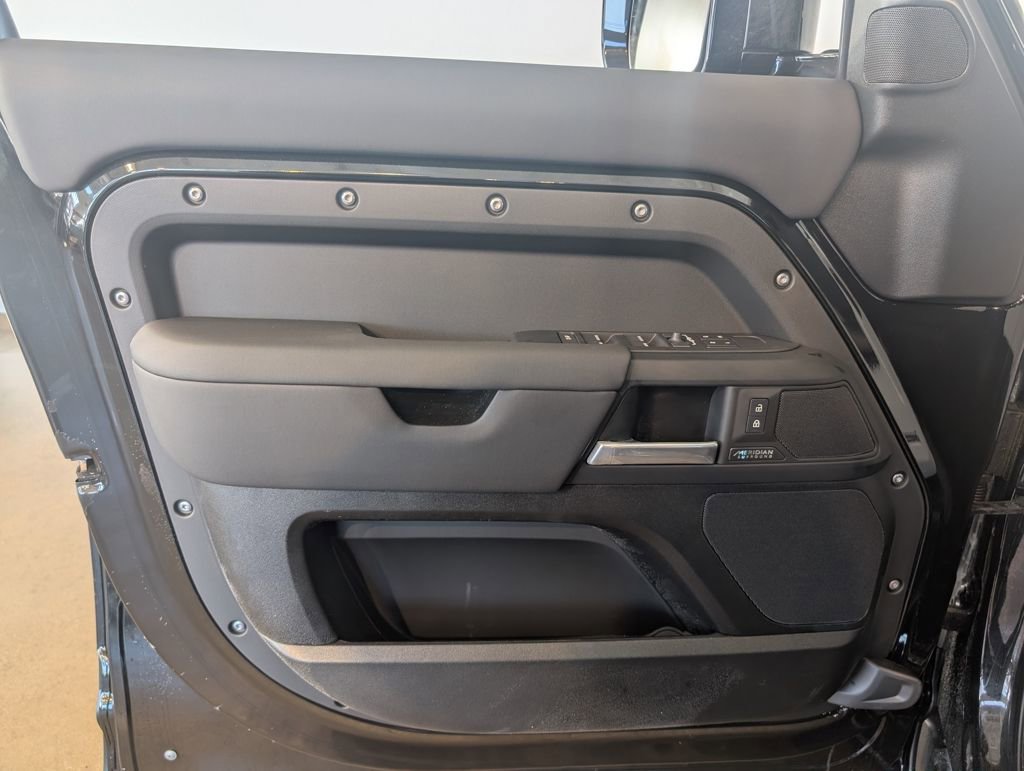 New 2026 Land Rover Defender 130 X-Dynamic SE image 8