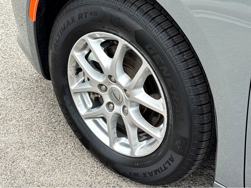 Used 2023 Chrysler Pacifica Touring-L image 19