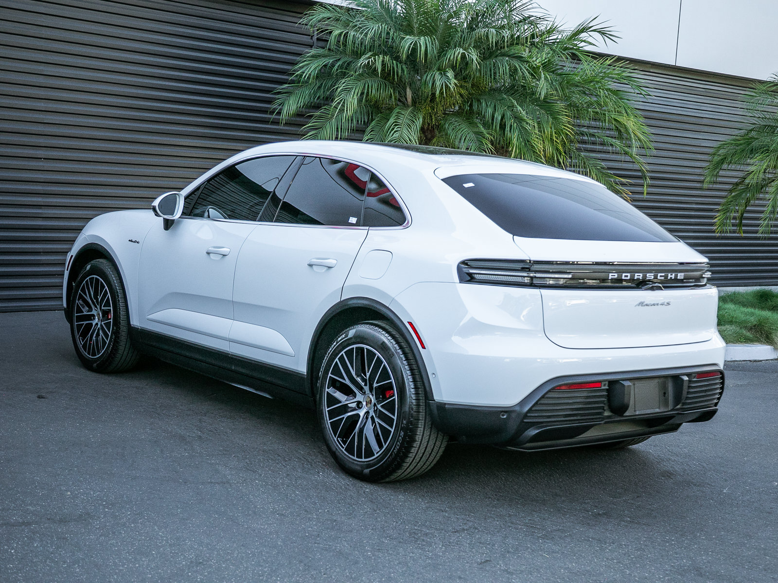 Certified 2025 Porsche Macan 4S Electric AWD/4WD image 3
