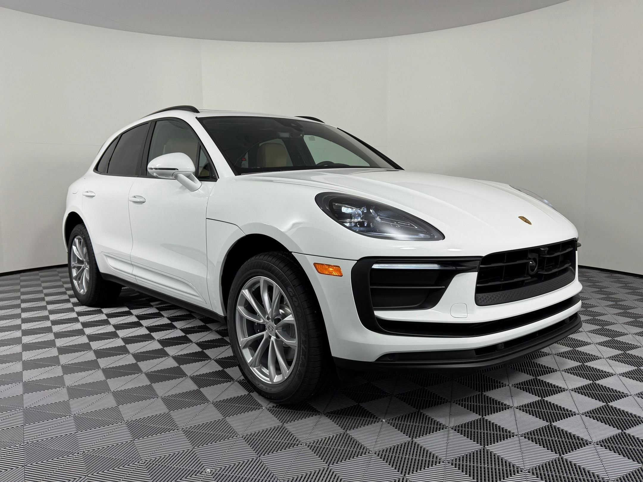 Certified 2026 Porsche Macan AWD/4WD image 7