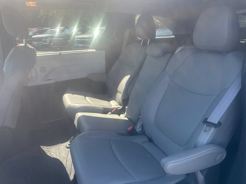 Used 2025 Toyota Sienna XLE FWD image 13