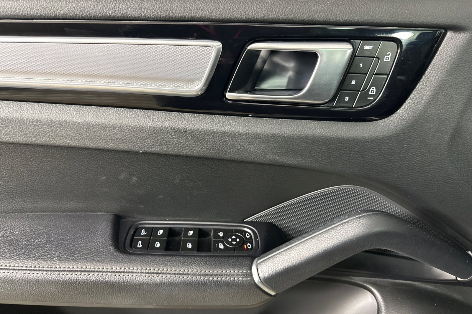 Used 2023 Porsche Cayenne S image 10