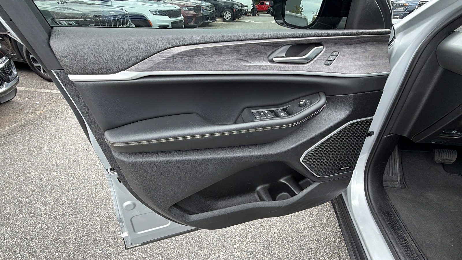 Used 2023 Jeep Grand Cherokee 4WD 4xe image 14