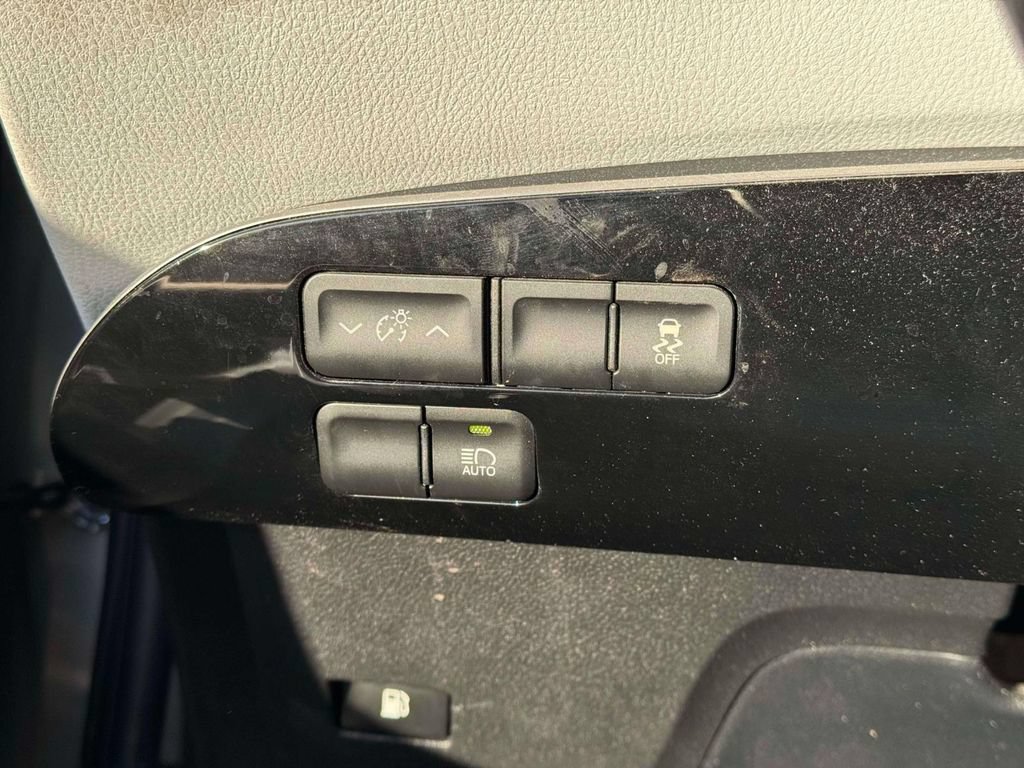 Used 2017 Toyota Prius Four FWD image 23
