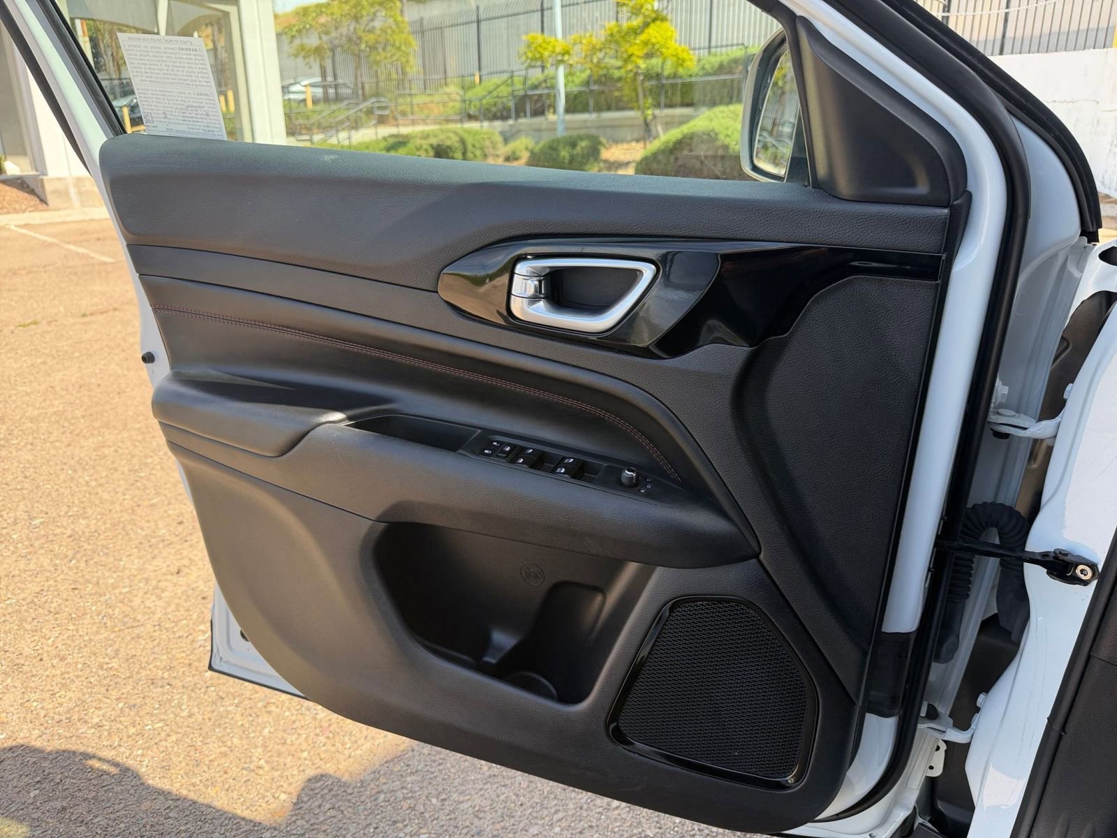 Used 2025 Jeep Compass Trailhawk AWD/4WD image 18