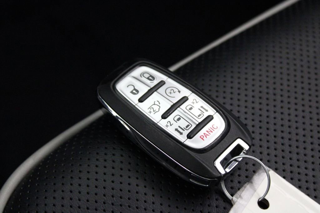 Used 2025 Chrysler Pacifica Limited image 29