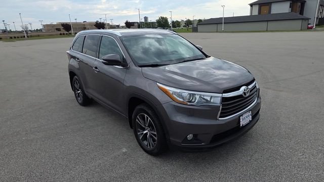 Used 2016 Toyota Highlander XLE AWD/4WD image 3
