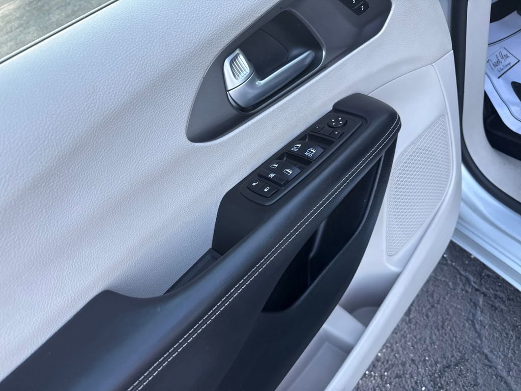Used 2024 Chrysler Pacifica Touring-L FWD image 13