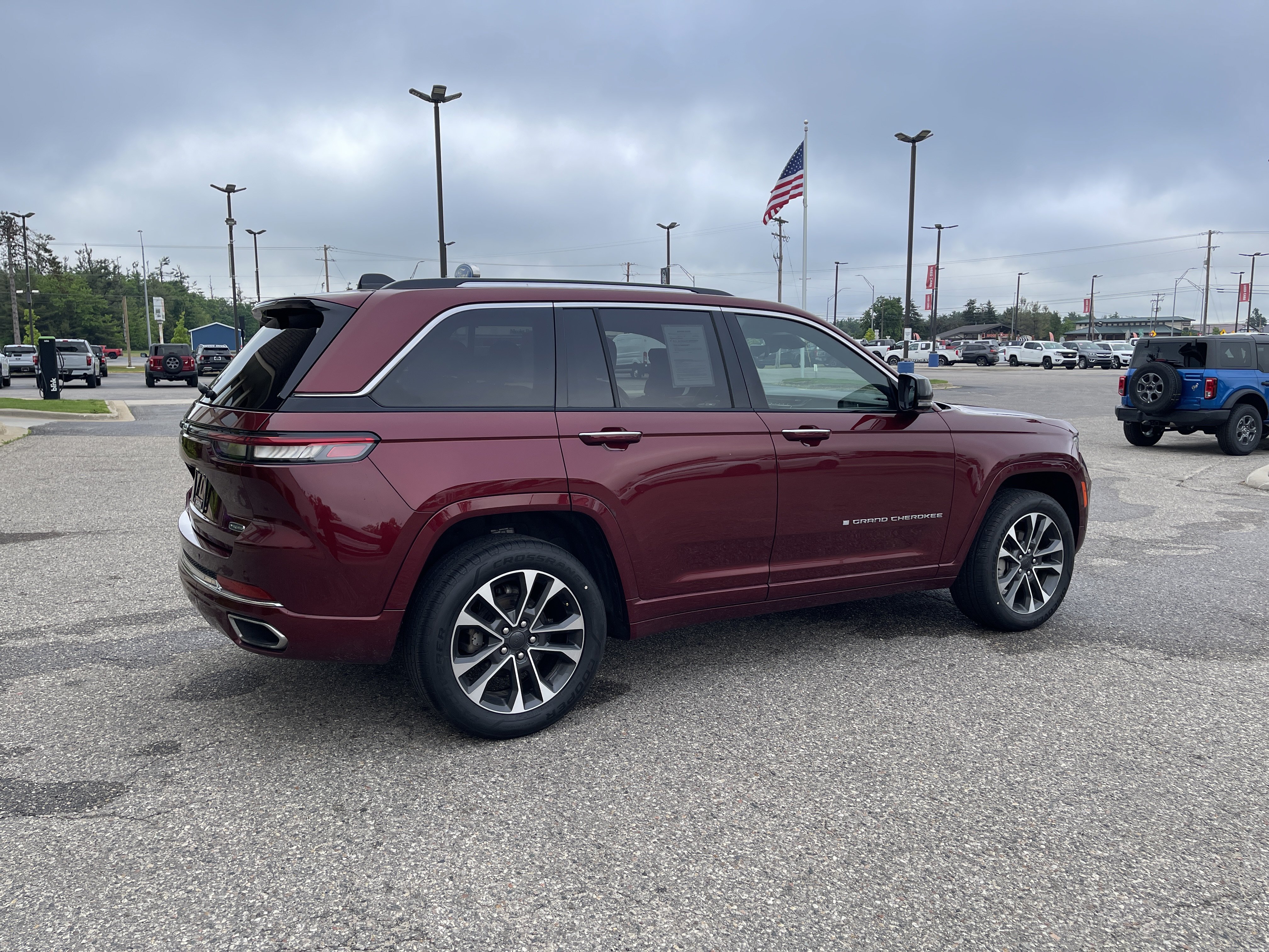 Used 2023 Jeep Grand Cherokee Overland w/ Adv Protech Group III AWD/4WD image 3