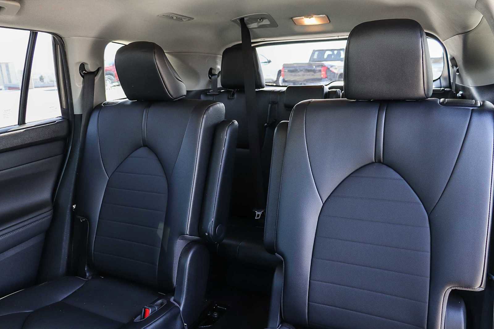 Used 2021 Toyota Highlander XLE image 19